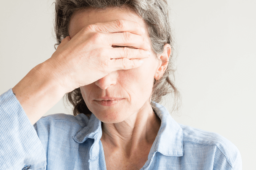 Eine Frau hat Angst, verdeckt sich die Augen mit der Hand